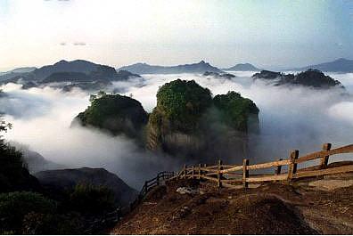 天游峰,四面拱峰,三方环水,登其巅观云海,有如天上游,九曲全景,尽收